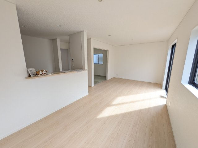 常総市本石下　第12　新築戸建て　5号棟の居間・リビング|居心地の良いデザインと機能性を両立。ご友人を招いたり、趣味を楽しんだり、様々なシーンで活躍する団らんの中心地です。