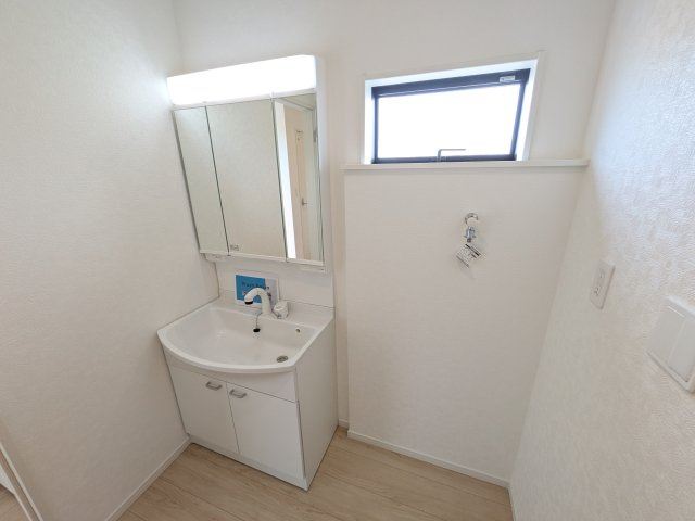 常総市本石下　第12　新築戸建て　5号棟の独立洗面台|三面鏡の洗面化粧台はミラー扉の内側がすべて収納スペースになっており、収納力も魅力的です♪
ボックスティッシュも収納可能で、可変トレイは収納物に応じて高さ調整ができます！
取り外して洗えるので清潔です♪