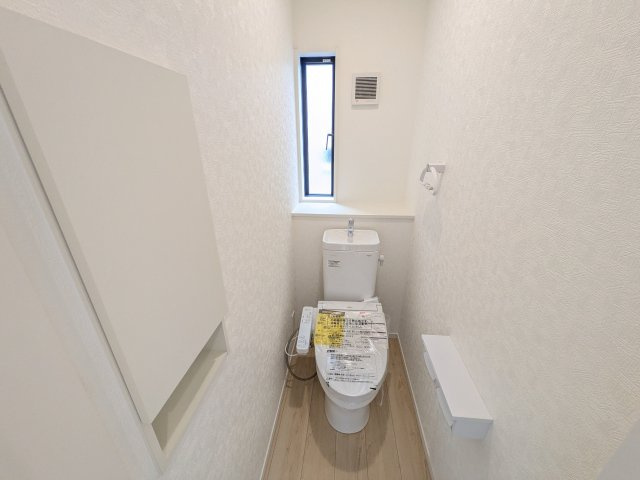 常総市本石下　第12　新築戸建て　5号棟のトイレ|少ない水でもパワフルに洗浄する節水設計。清潔さと機能性を両立させた、毎日気持ち良く使えるトイレ空間です。