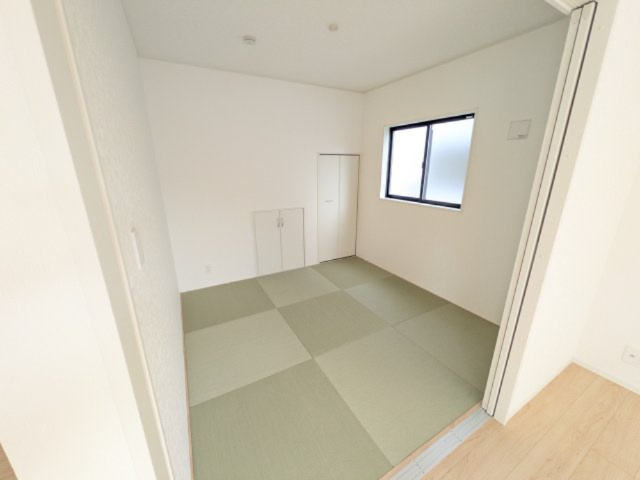 常総市本石下　第12　新築戸建て　5号棟の和室|琉球畳の和室は陽当たりも良く、落ち着ける空間です♪
リビングとの続き間になっているので、お子様の遊ぶスペースやお昼寝などにも使えます！
押し入れもあり収納にも困りません♪