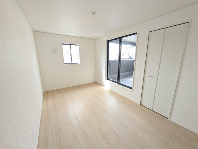常総市本石下　第12　新築戸建て　5号棟の洋室|バルコニーに面した明るい２面採光で、毎朝爽やかな光を感じられます。