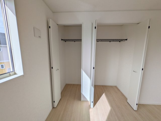 常総市本石下　第12　新築戸建て　2号棟の収納|大容量のクローゼットを完備。衣類から季節家電までスッキリ片付き、空間を有効活用できます。