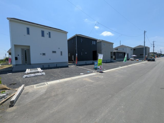 常総市本石下　第12　新築戸建て　2号棟の前面道路含む現地写真|写真だけでは伝わらない快適さを、ぜひ現地で体感しませんか？
即日見学可能です！平日のご案内も可能です♪
お気軽にお問合せまたはお電話ください！
0297-86-8370まで【リアライズ不動産】