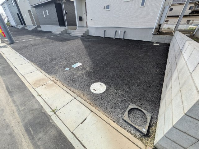 常総市本石下　第12　新築戸建て　2号棟の駐車場|駐車3台可能で、出し入れしやすいゆとりのカースペース。
月々の駐車場代が不要な点も大きな魅力です。