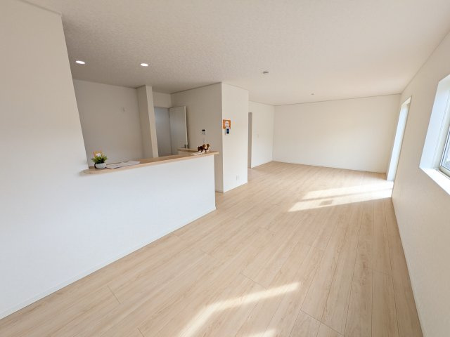 常総市本石下　第12　新築戸建て　2号棟の居間・リビング|家族の会話が自然と弾む、広々としたゆとりのLDK。南西向きの窓からたっぷりの光が射し込む明るく快適な空間です。