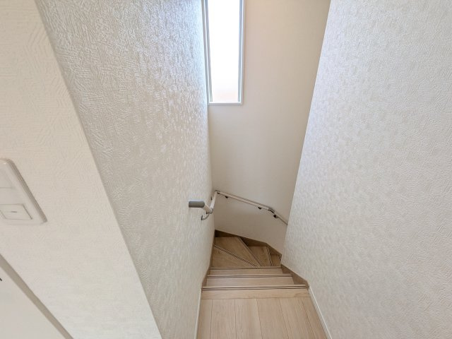 常総市本石下　第12　新築戸建て　2号棟の内装|窓付きで明るい階段は、手すり付きでお子様からご年配の方まで安心して上り下りができます♪