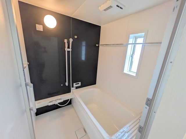 常総市本石下　第12　新築戸建て　2号棟の浴室|1坪タイプのゆったりとしたバスルームは浴室暖房換気乾燥機付きで、どんな季節でも快適なバスタイムを満喫出来ます♪ 窓付きで明るく開放的なところも良いですね！