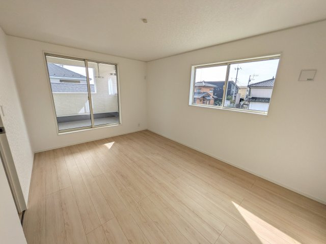 常総市本石下　第12　新築戸建て　2号棟の洋室|バルコニーに面した明るい２面採光で、毎朝爽やかな光を感じられます。