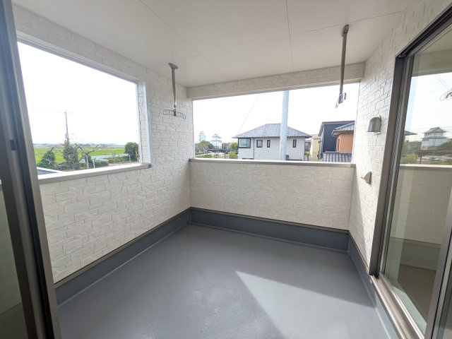常総市本石下　第12　新築戸建て　8号棟のバルコニー|人気のインナーバルコニー。室内と一体感があり、雨の日のお子様の遊び場や、ペットの安全な外気浴スペースにも最適です♪