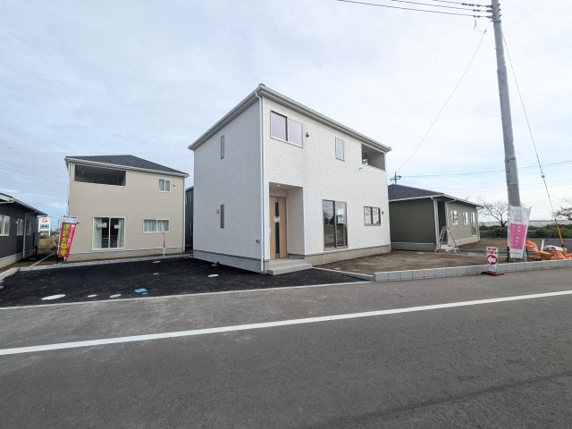 常総市本石下　第12　新築戸建て　8号棟の前面道路含む現地写真|写真だけでは伝わらない快適さを、ぜひ現地で体感しませんか？
即日見学可能です！平日のご案内も可能です♪
お気軽にお問合せまたはお電話ください！
0297-86-8370まで【リアライズ不動産】