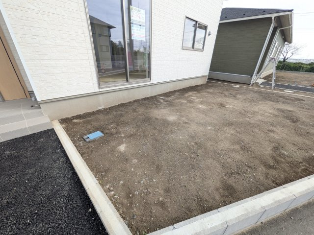 常総市本石下　第12　新築戸建て　8号棟の駐車場|駐車3台可能で、出し入れしやすいゆとりのカースペース。
月々の駐車場代が不要な点も大きな魅力です。