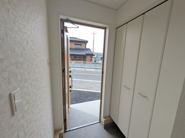 常総市本石下　第12　新築戸建て　8号棟の玄関|家族全員の靴がスッキリ片付く大容量シューズボックス完備。お客様を気持ちよく迎えられる、明るく清潔感あふれる玄関です。