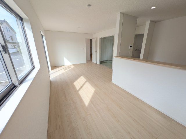 常総市本石下　第12　新築戸建て　8号棟の居間・リビング|家族の会話が自然と弾む、広々としたゆとりのLDK。南西向きの窓からたっぷりの光が射し込む明るく快適な空間です。