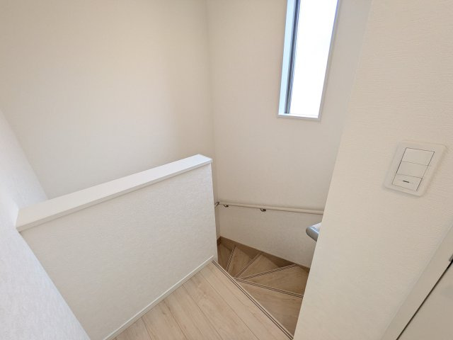 常総市本石下　第12　新築戸建て　8号棟の内装|窓付きで明るい階段は、手すり付きでお子様からご年配の方まで安心して上り下りができます♪