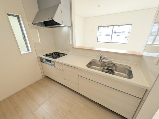 常総市本石下　第12　新築戸建て　8号棟のキッチン|対面式カウンターでリビングとの一体感を演出。使いやすい動線と豊富な収納で、毎日の料理時間も快適に過ごせます。