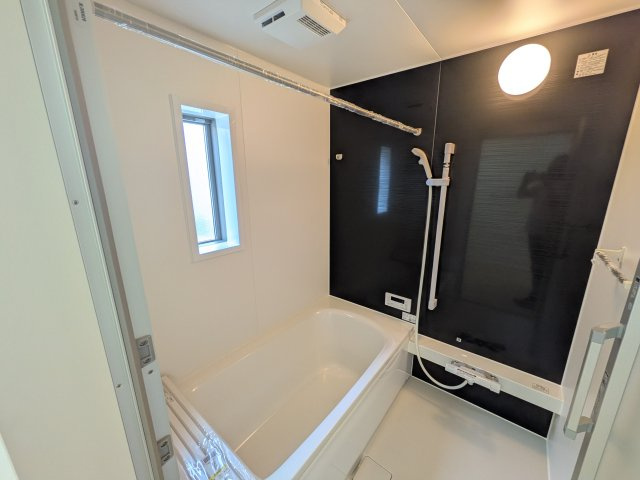 常総市本石下　第12　新築戸建て　8号棟の浴室|1坪タイプのゆったりとしたバスルームは浴室暖房換気乾燥機付きで、どんな季節でも快適なバスタイムを満喫出来ます♪ 窓付きで明るく開放的なところも良いですね！