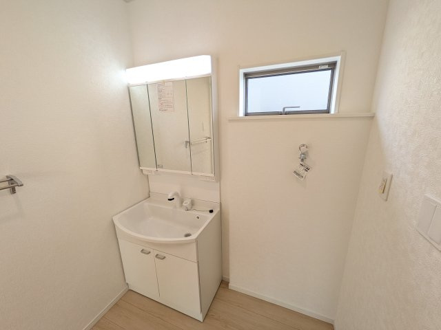 常総市本石下　第12　新築戸建て　8号棟の独立洗面台|三面鏡の洗面化粧台はミラー扉の内側がすべて収納スペースになっており、収納力も魅力的です♪
ボックスティッシュも収納可能で、可変トレイは収納物に応じて高さ調整ができます！
取り外して洗えるので清潔です♪