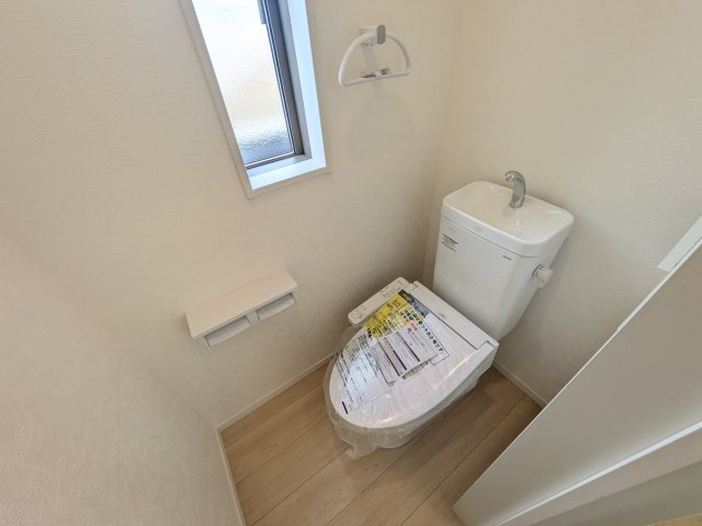 常総市本石下　第12　新築戸建て　8号棟のトイレ|少ない水でもパワフルに洗浄する節水設計。清潔さと機能性を両立させた、毎日気持ち良く使えるトイレ空間です。