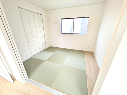 常総市本石下　第12　新築戸建て　8号棟の和室|琉球畳の和室は陽当たりも良く、落ち着ける空間です♪
リビングとの続き間になっているので、お子様の遊ぶスペースやお昼寝などにも使えます！
押し入れもあり収納にも困りません♪