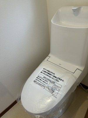 【トイレ】 | 君影町６丁目　中古戸建 | 1階　トイレ　温水洗浄便座付きです。
