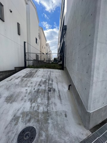 ハコス摂の駐車場