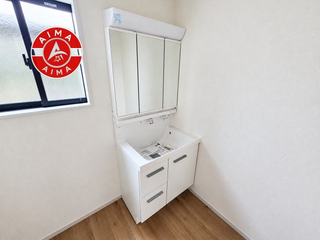 福岡市西区泉3丁目第3-1棟（1号棟）の独立洗面台|毎日使うものだから清潔な空間を保ちたい水回り。洗面にはそんな願いを解消させてくれる収納アイデアが満載です。三面鏡の裏側にはキャビネットが現れ小物から背の高い物まで収納できます。