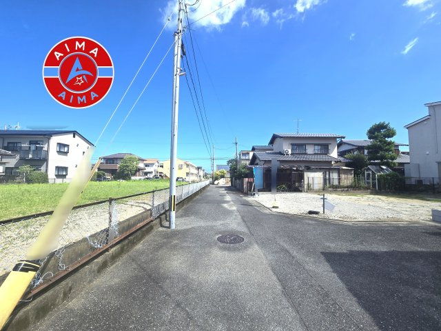 福岡市西区泉3丁目第3-1棟（1号棟）の前面道路含む現地写真|前面道路は閑静な住宅地をはしる車通りの少ない道路。お車の出し入れが苦手なママや小さなお子様にも安心ですね。しっかり舗装もされているので、ベビーカーや自転車で通っても快適に通行できます。
