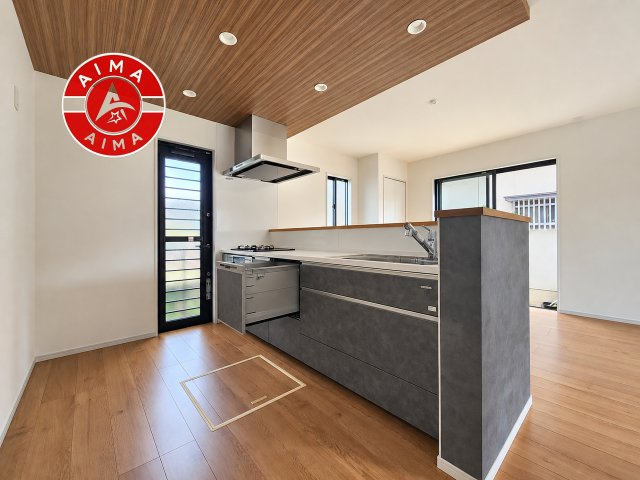 福岡市西区泉3丁目第3-1棟（1号棟）のキッチン|ダイニングテーブルへの配膳がラクラク、お料理はかどるカウンター付きシステムキッチン！