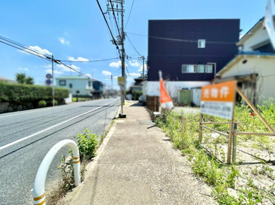 【前面道路含む現地写真】 | 城陽市富野堀口　土地 | 前道約10ｍで開放感のある立地です。物件前にバス停があるのでバスでのアクセスも良好です。