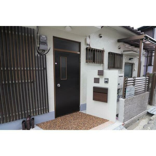 桜ケ丘戸建てのエントランス