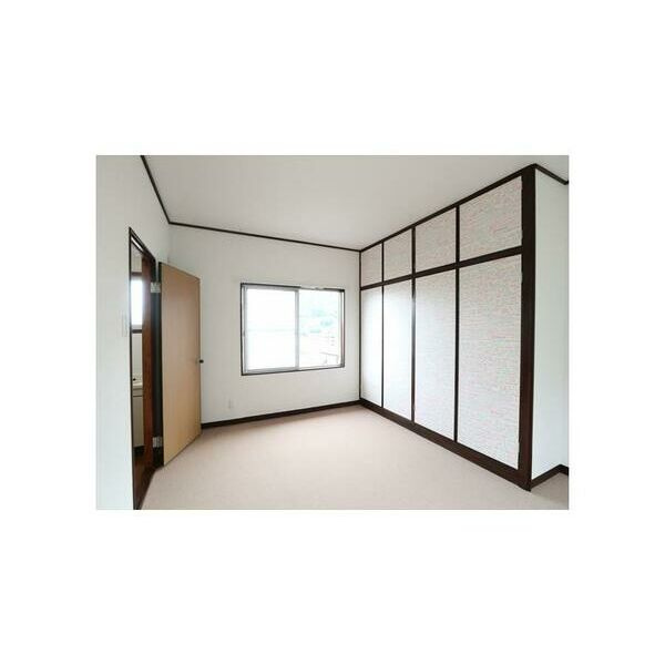 桜ケ丘戸建ての洋室