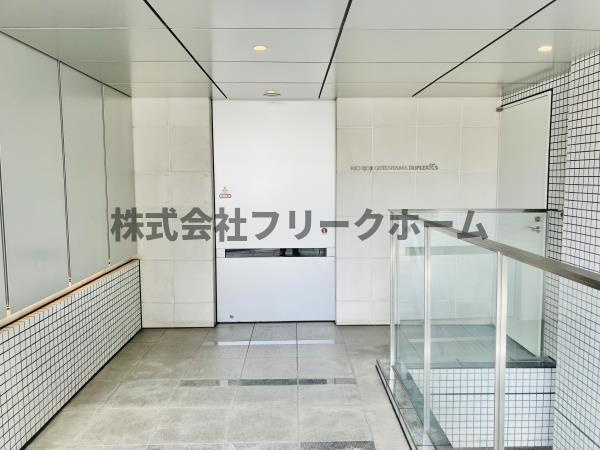 武蔵野市御殿山１丁目の賃貸マンションのエントランス