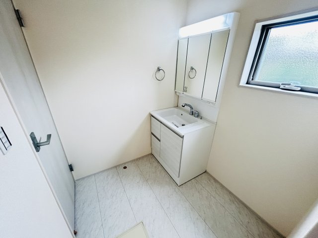 新築　児玉郡上里町七本木町第６　Livele Garden.S　1号棟の独立洗面台|現地写真　シャワー付きの洗面台は忙しい朝でも身支度を整えるのにとても便利◎							
