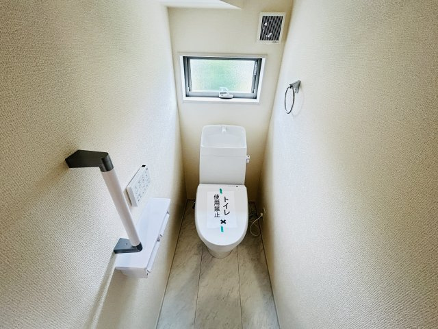 新築　児玉郡上里町七本木町第６　Livele Garden.S　1号棟のトイレ|現地写真　節水タイプのウォシュレット付きトイレ、水道料節約に一役買います！
