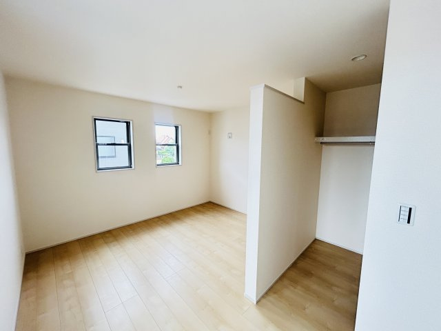 新築　児玉郡上里町七本木町第６　Livele Garden.S　1号棟の収納|現地写真　主寝室の大型のウォークインクローゼットは収納ラクラク、お部屋スッキリ♪							
