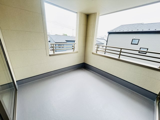 新築　児玉郡上里町七本木町第６　Livele Garden.S　1号棟のバルコニー|現地写真　インナーバルコニーで少しの雨なら濡れずにすみます。天気が怪しいけど…という悩みも解消ですね!									


