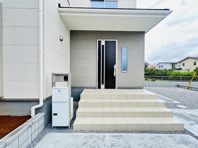 新築　児玉郡上里町七本木町第６　Livele Garden.S　1号棟の玄関|現地写真　ポストと一体型のTVモニターホンでセキュリティ安心！
