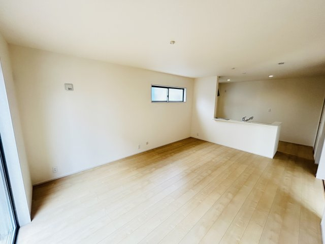 新築　児玉郡上里町七本木町第６　Livele Garden.S　1号棟の居間・リビング|現地写真　家族の会話が弾む対面キッチン。お子様の様子も確認できて安心ですね。
