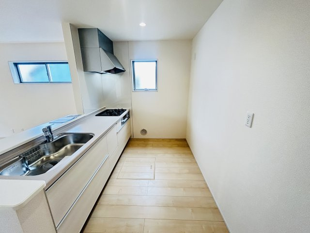 新築　児玉郡上里町七本木町第６　Livele Garden.S　1号棟のキッチン|現地写真　間口2550ｍｍで作業スペースも広々！換気扇も汚れが付きにくくお掃除がし易い設計です。
