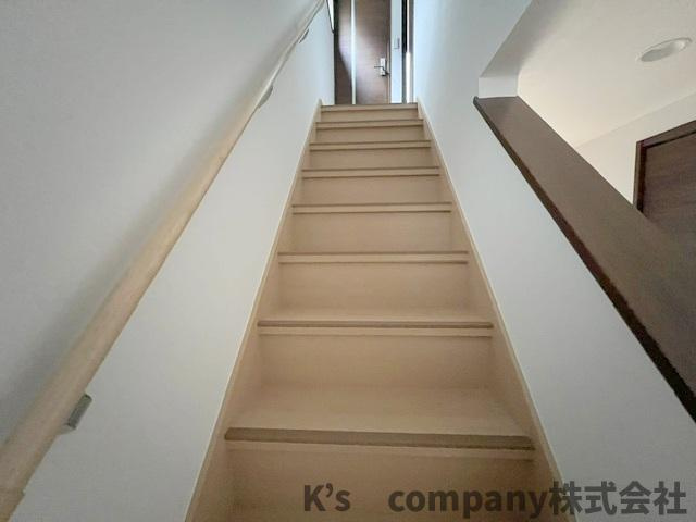 ◎茅ヶ崎市萩園　中古戸建の内装|手すり付き階段♪