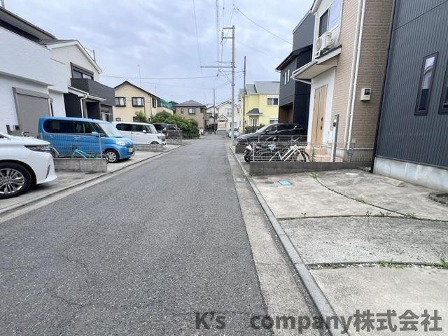◎茅ヶ崎市萩園　中古戸建の前面道路含む現地写真|交通量が少ない住宅地に位置してます♪