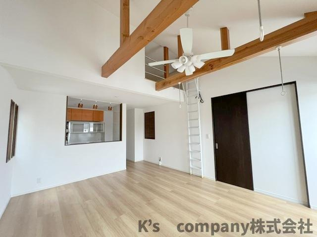 ◎茅ヶ崎市萩園　中古戸建の居間・リビング|吹き抜け仕様なリビングルーム◇◇