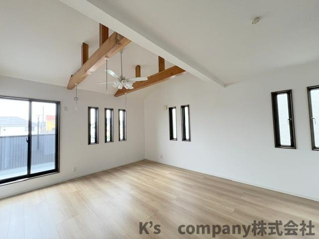 ◎茅ヶ崎市萩園　中古戸建の居間・リビング|ご家族が集まるリビングは2階にあり約17.75帖あります☆