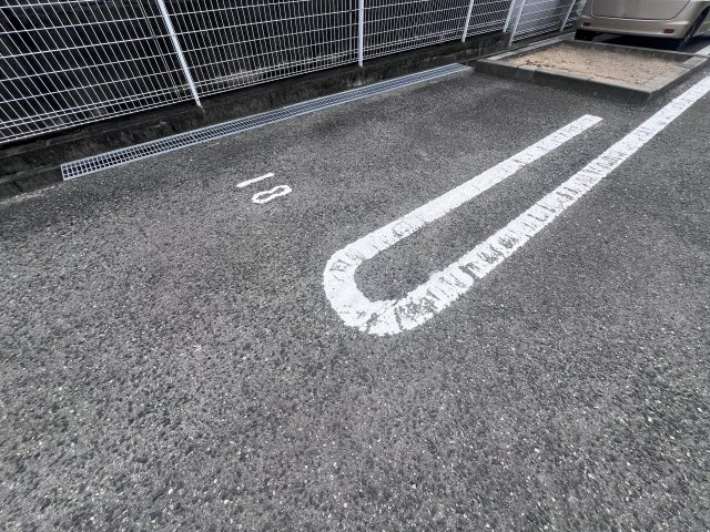 ルナ　パレス　Ａの駐車場