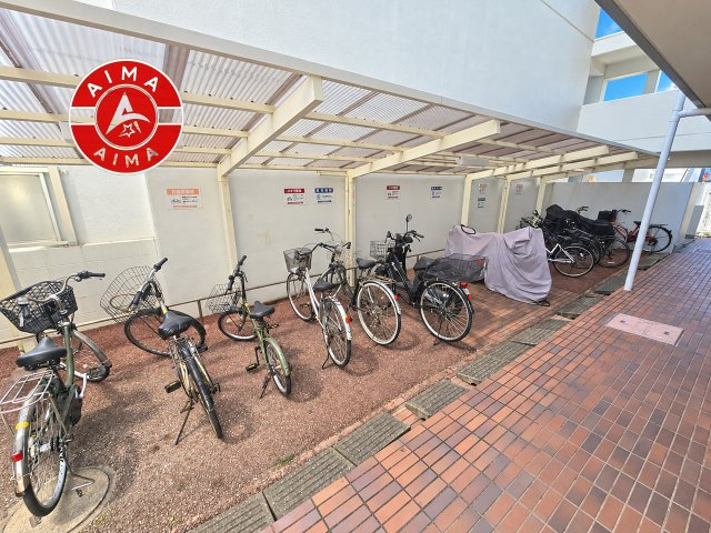 ホワイトピア周船寺の駐輪場|屋根付きの駐輪場なので雨の日でも安心です。