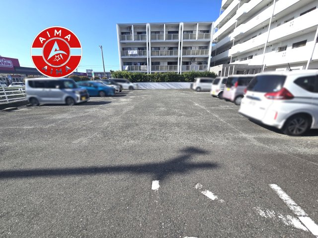ホワイトピア周船寺の駐車場|ゆったりとしたスペースがある駐車場です。