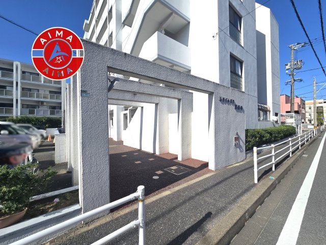 ホワイトピア周船寺|きれいなエントランス入口です。