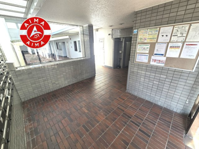 ホワイトピア周船寺のロビー|温かみのあるエントランスロビーです。