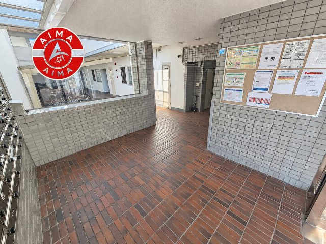 ホワイトピア周船寺のロビー|温かみのあるエントランスロビーです。
