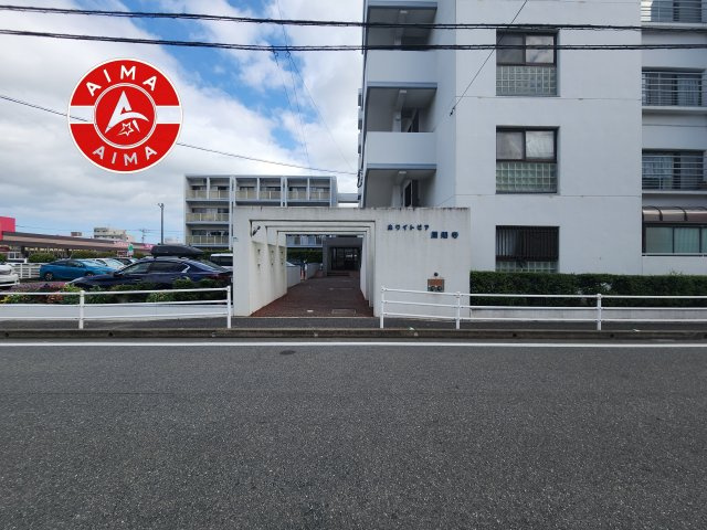 ホワイトピア周船寺|きれいなエントランス入口です。